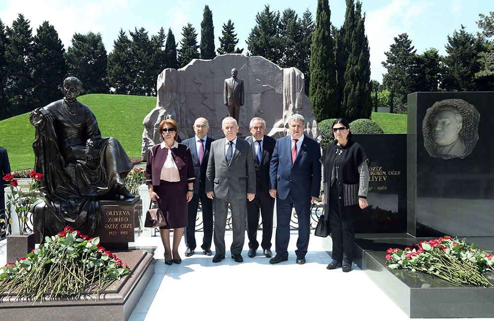 AMEA-nın kollektivi Ümummilli Lider Heydər Əliyevin məzarını ziyarət ediblər