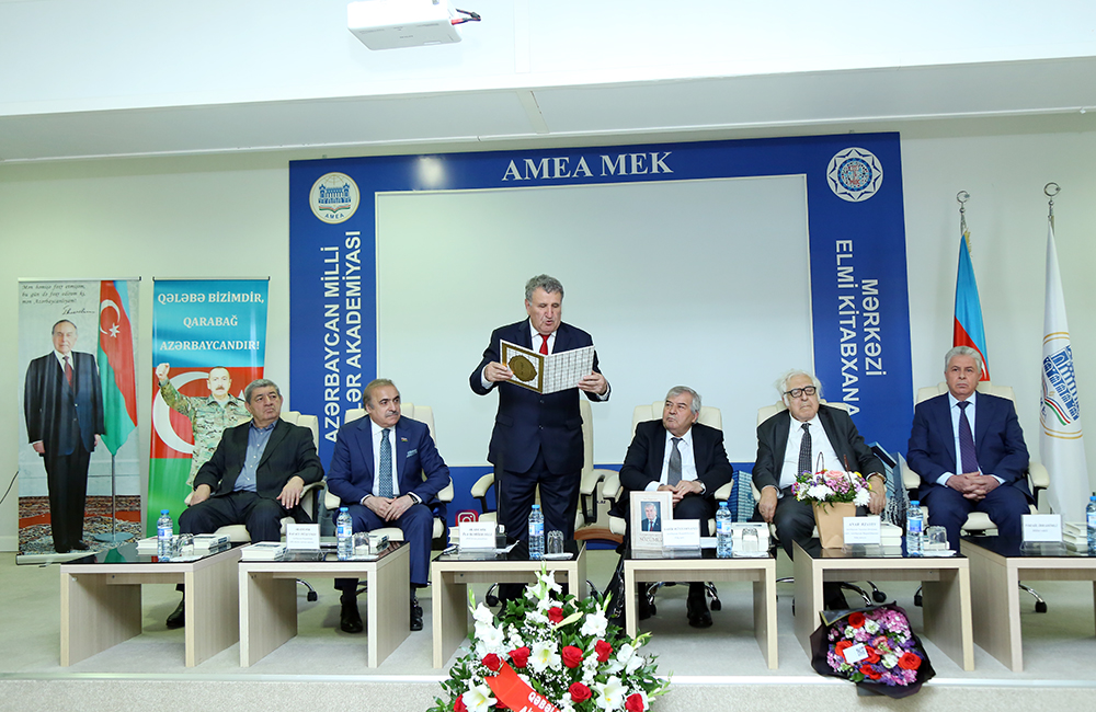 AMEA-da Xalq şairi Sabir Rüstəmxanlının “Seçilmiş əsərləri”n...