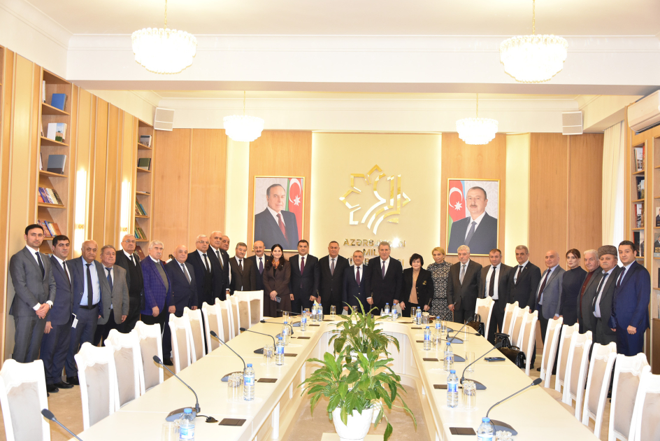 “Bakinski raboçiy” qəzetində akademik İsmayıl Hacıyevin kita...