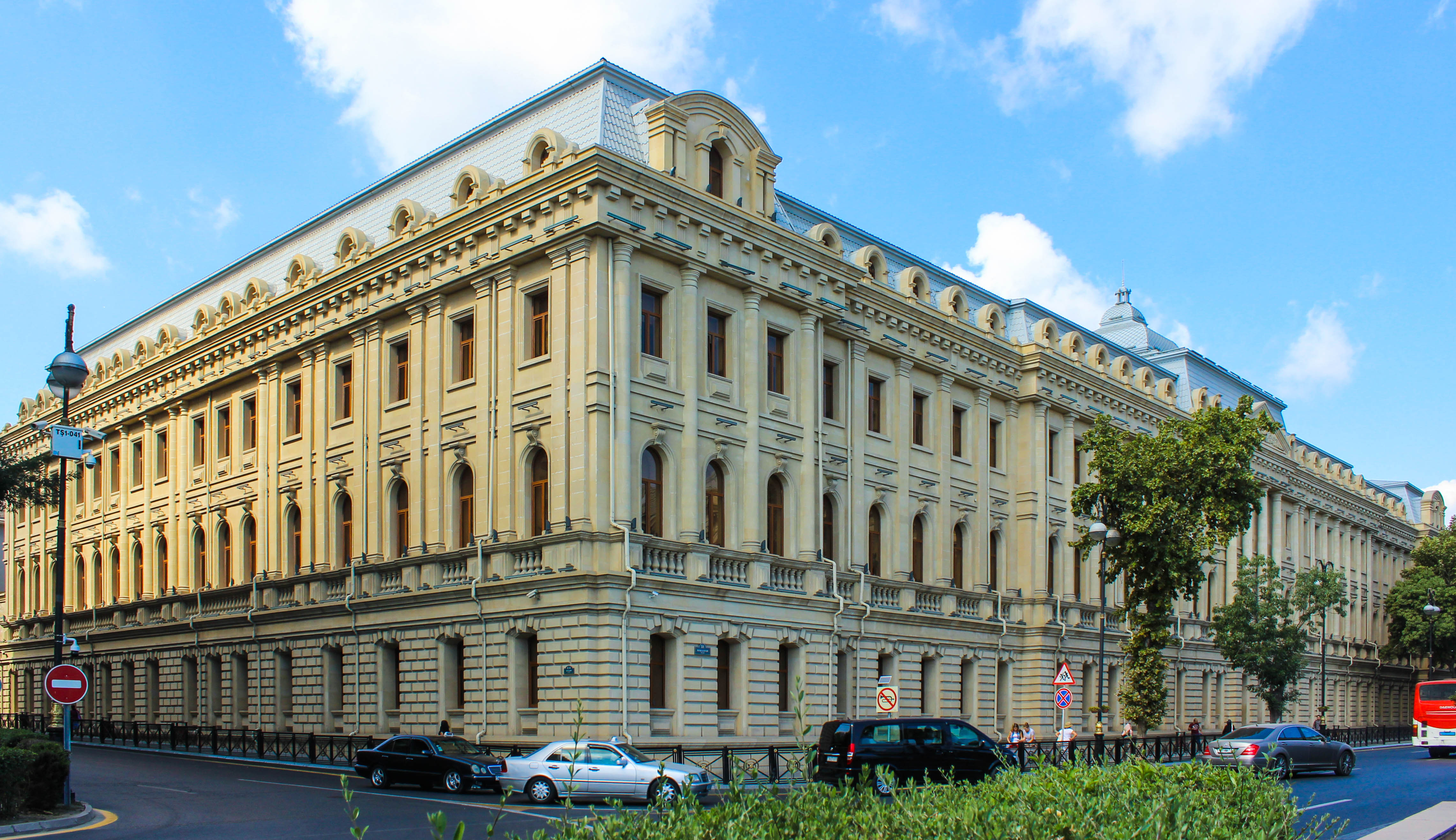 AMEA-nın təşkilatçılığı ilə məktəblilər arasında Azərbaycan...