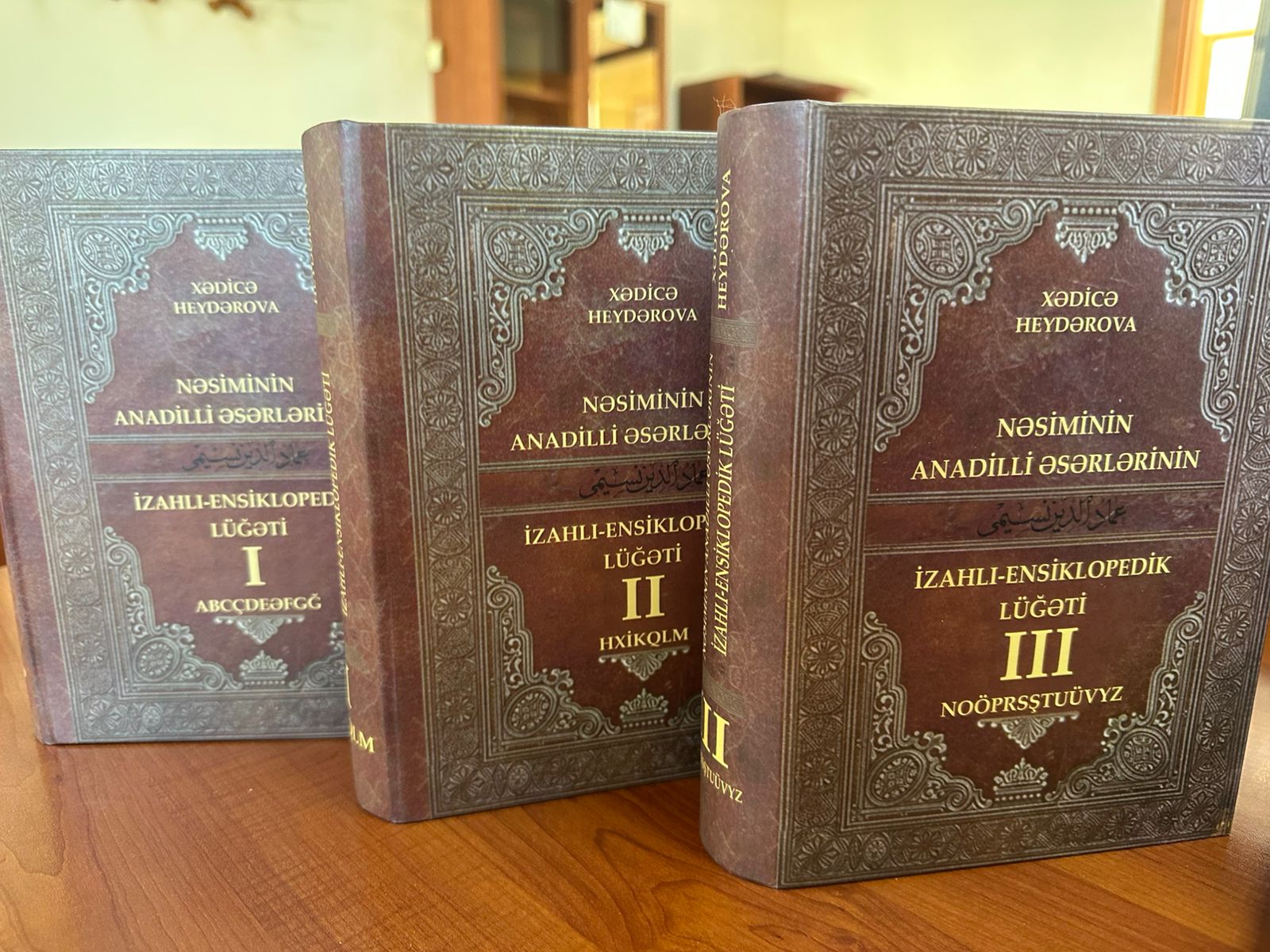 Nəsimi irsinin leksik və semantik zənginliyini əks etdirən f...